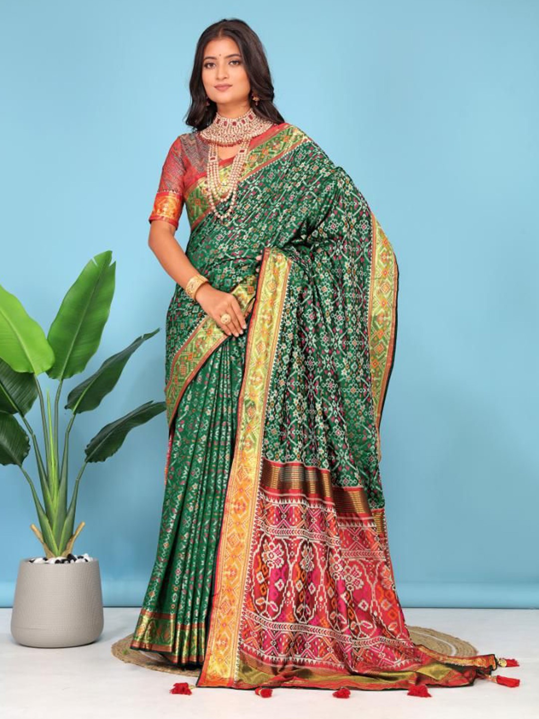 

jayant creation Zari Pure Silk Patola Saree, Green
