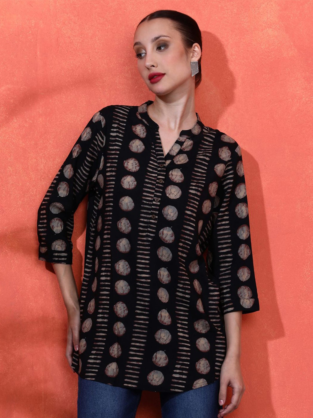 

Sangria Geometric Printed Straight Top, Black