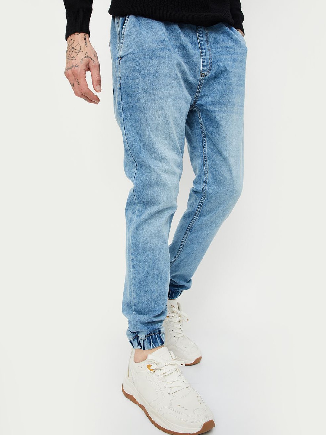 

max Men Slash Knee Heavy Fade Jeans, Blue