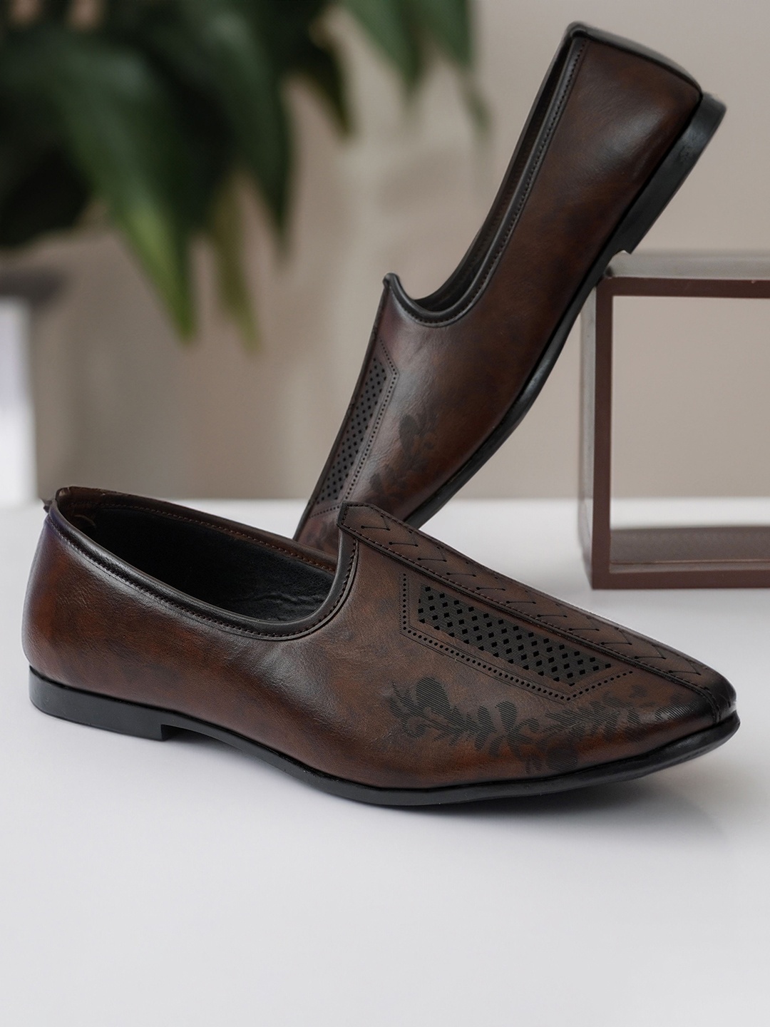 

Provogue Men Perforations Loafers, Brown