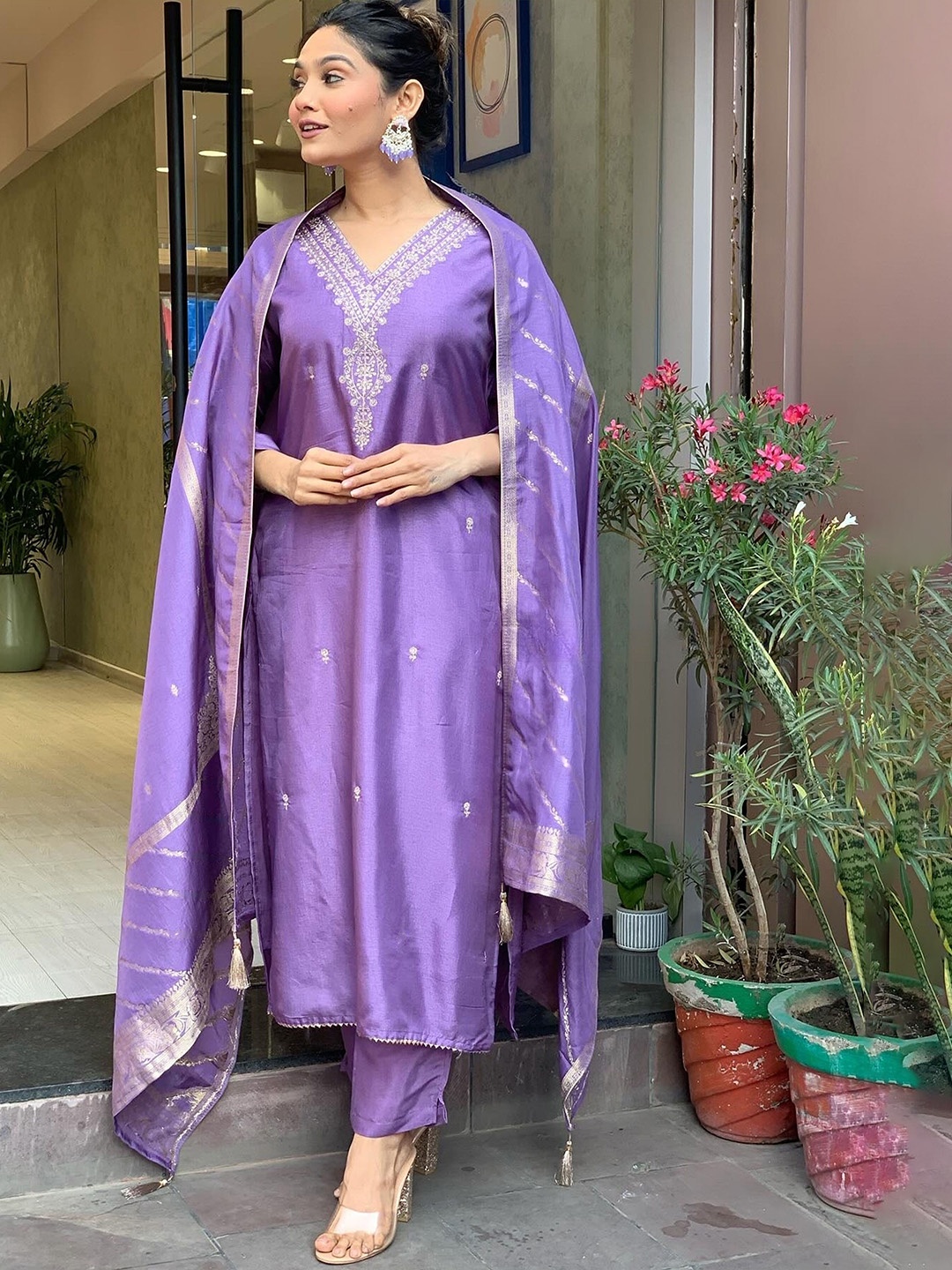 

Ekta Textiles Women Ethnic Motifs Embroidered Regular Thread Work Chanderi Silk Kurta with Pyjamas & With, Lavender