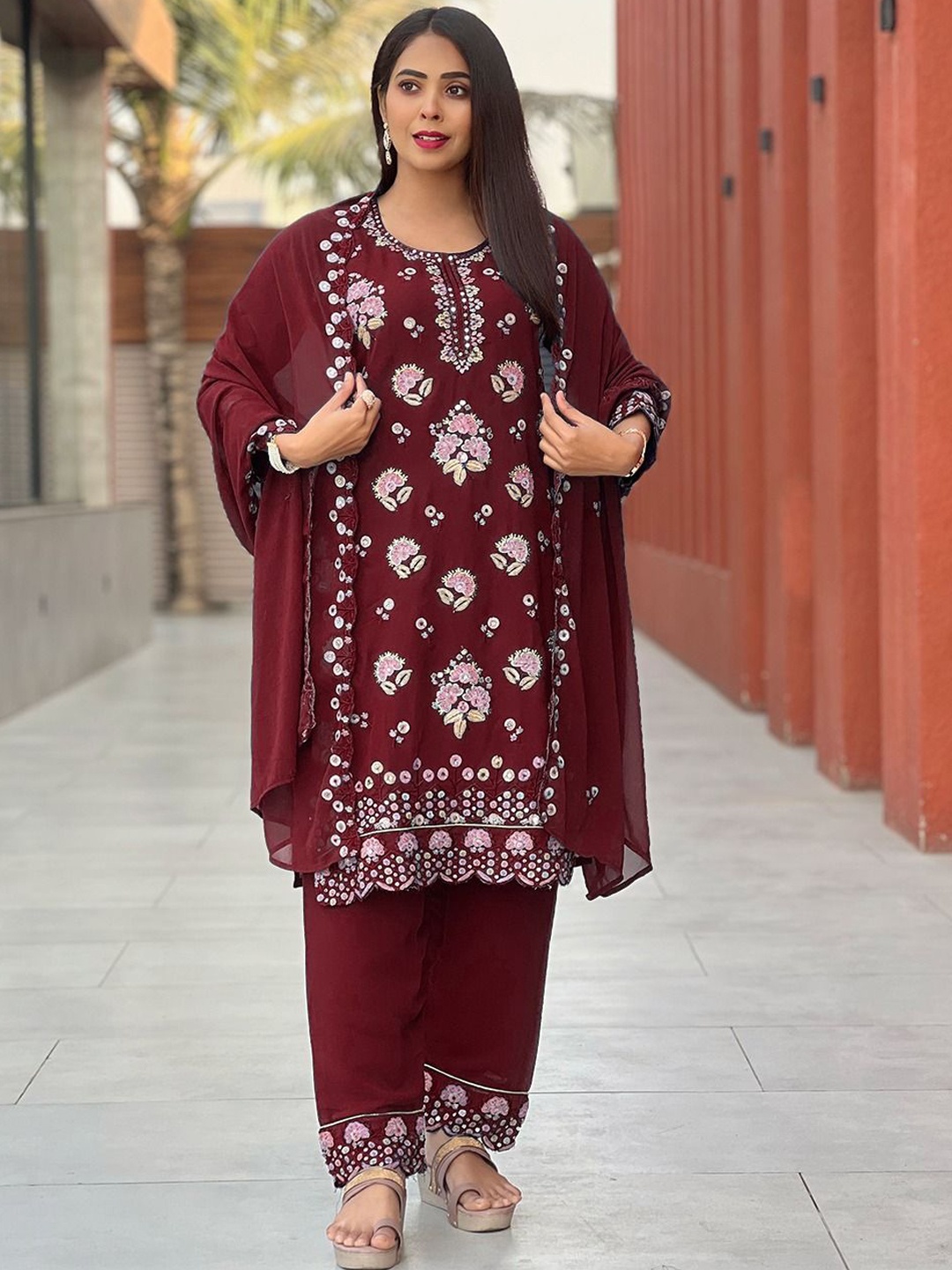 

BINDUDI Women Floral Embroidered Regular Thread Work Kurta with Trousers & With Dupatta, Maroon