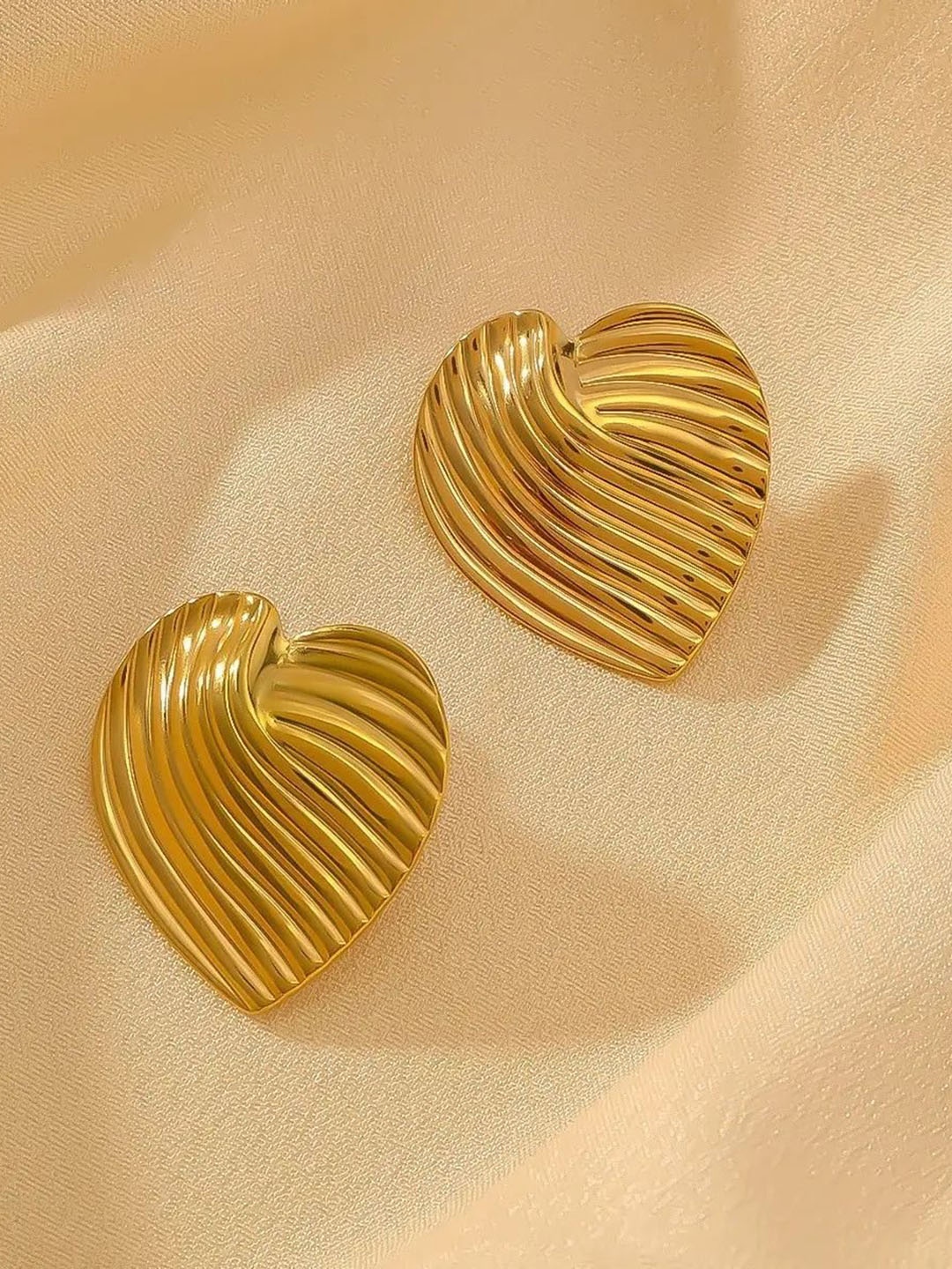 

DressBerry Heart Shaped Studs Earrings, Gold