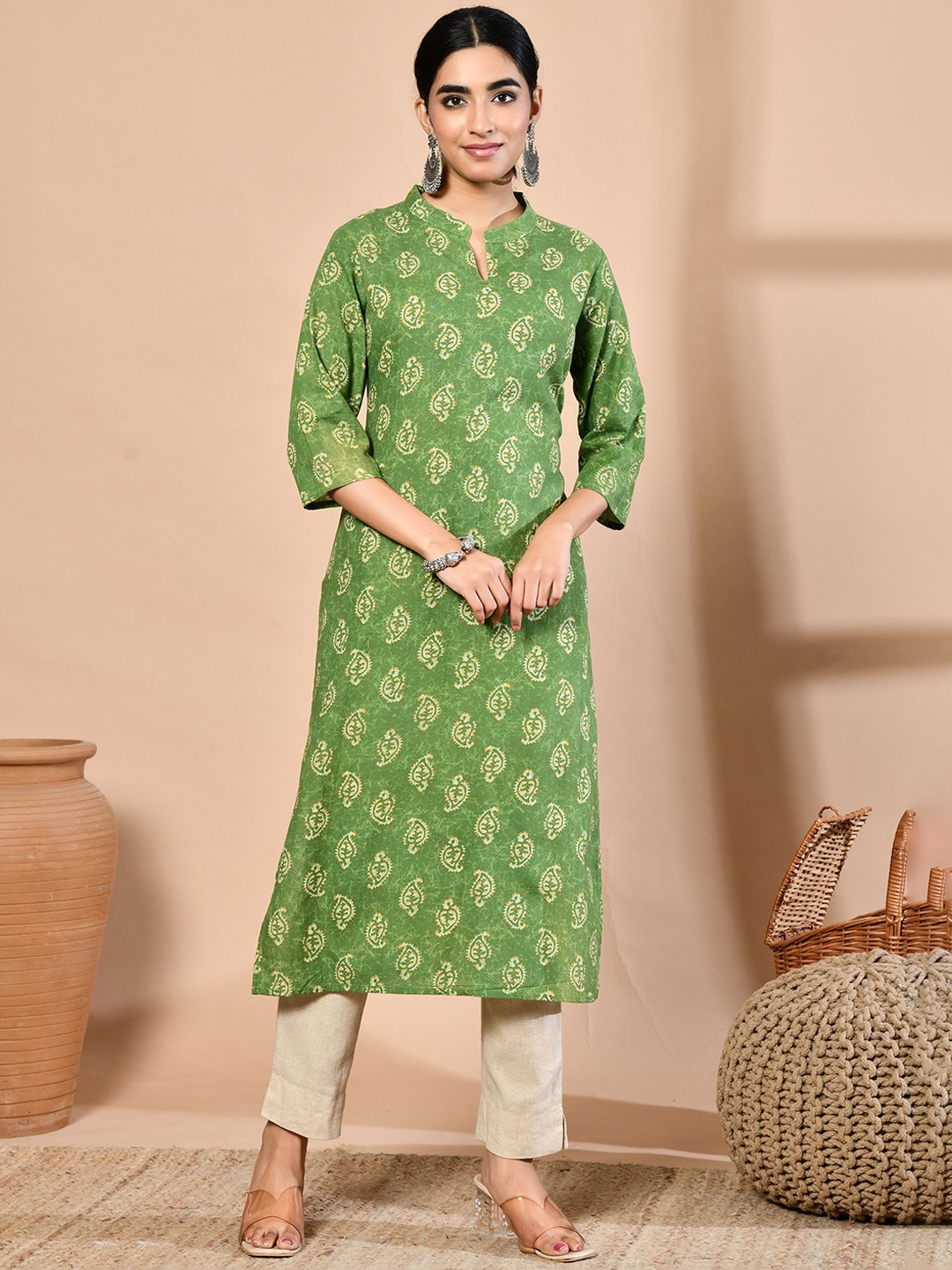 

GLOWWORLD Women Floral Printed Thread Work Floral Kurta, Green