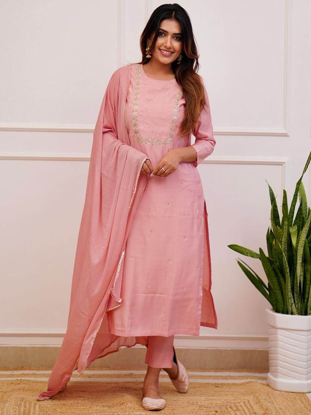 

REALLTREND Women Floral Embroidered Regular Kurta with Trousers & With Dupatta, Peach