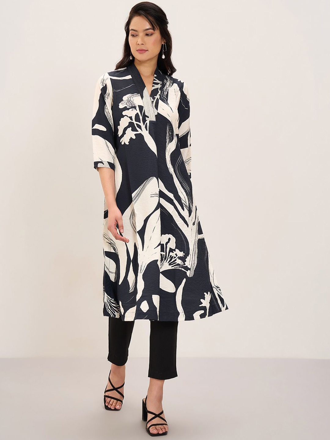 

Marigold Lane Women Printed Thread Work Kurta, Black