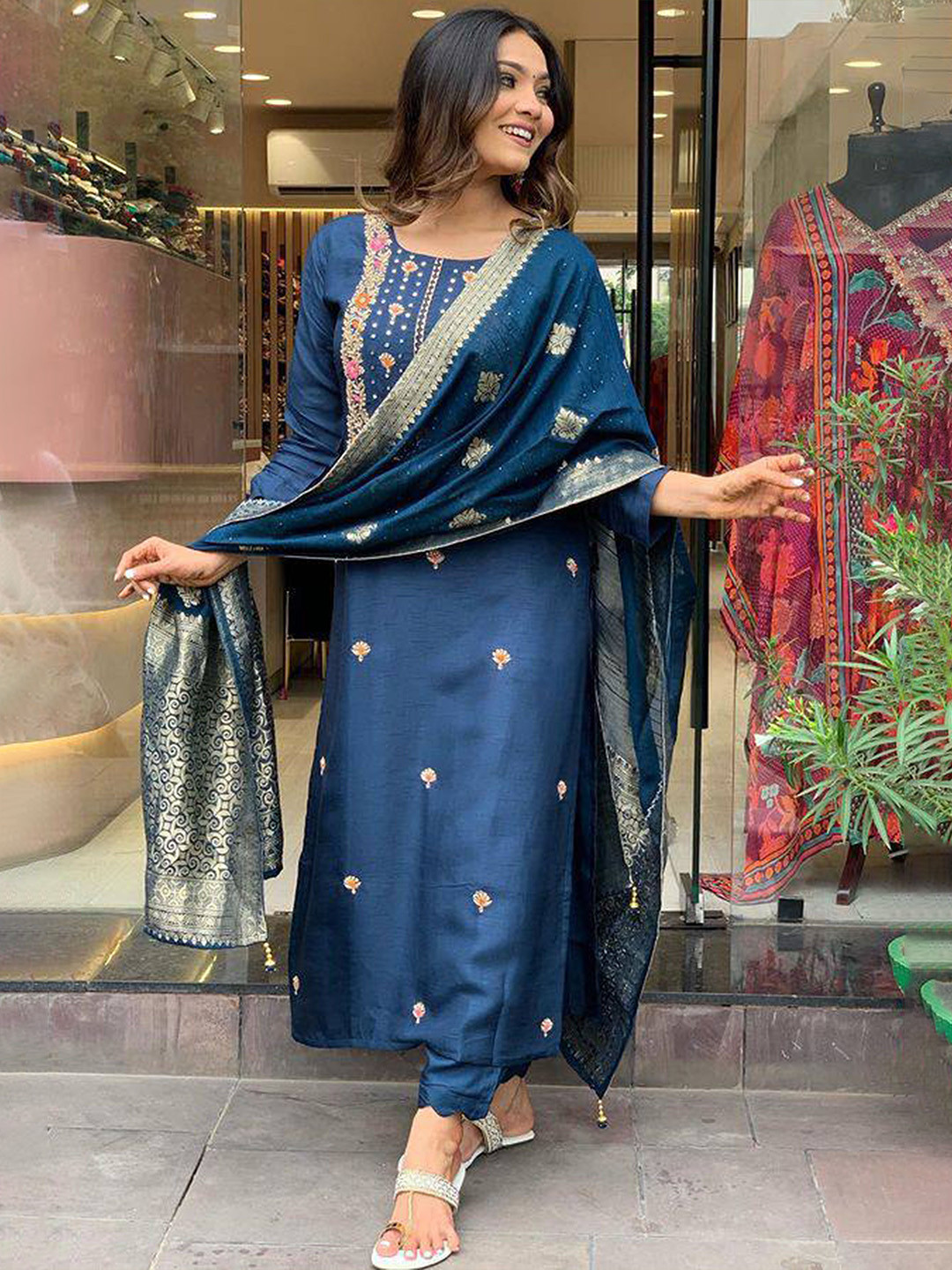 

Ekta Textiles Women Paisley Regular Thread Work Kurta with Pyjamas & With Dupatta, Teal