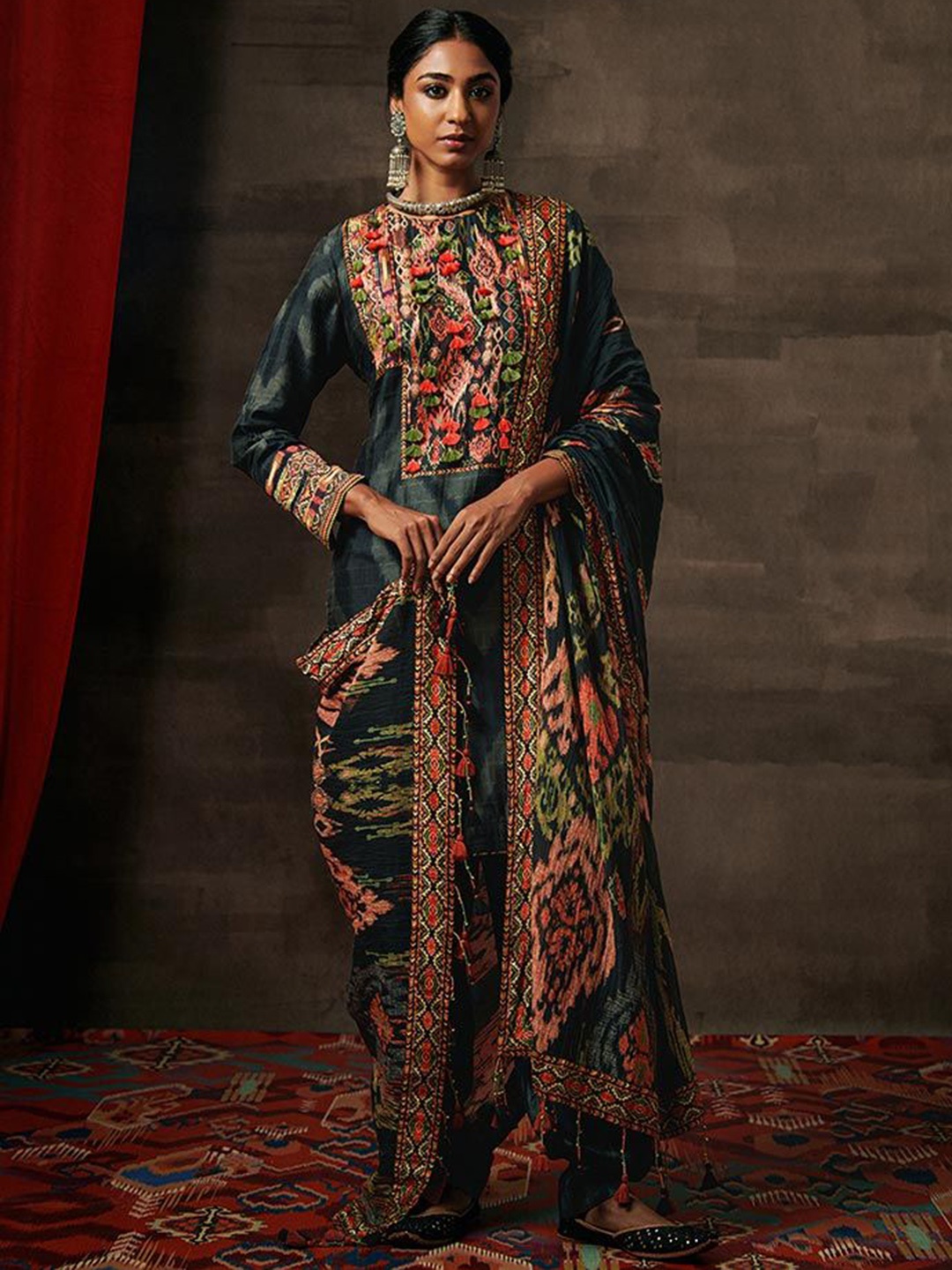 

SAUNDH Floral Embroidered Straight Kurta With Salwar And Dupatta, Black