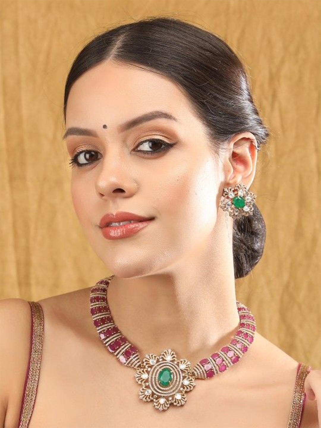 

AURAA TRENDS Gold-Plated Stone Studded Jewellery Set