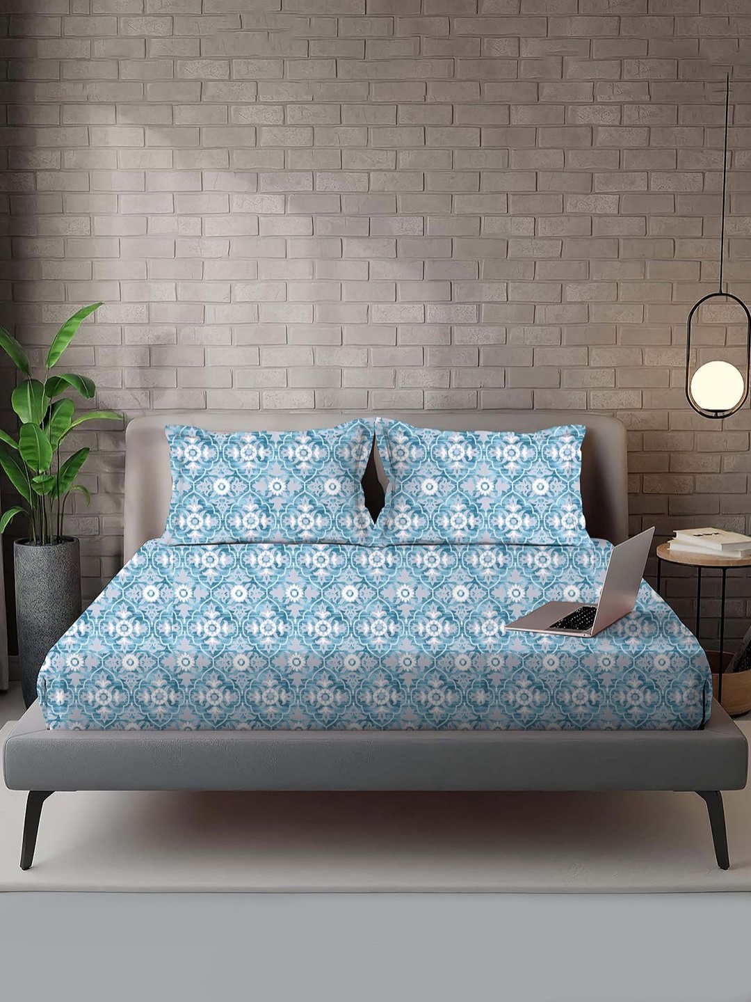 

VINTANA Blue & White Floral 210 TC Queen Bedsheet with 2 Pillow Covers