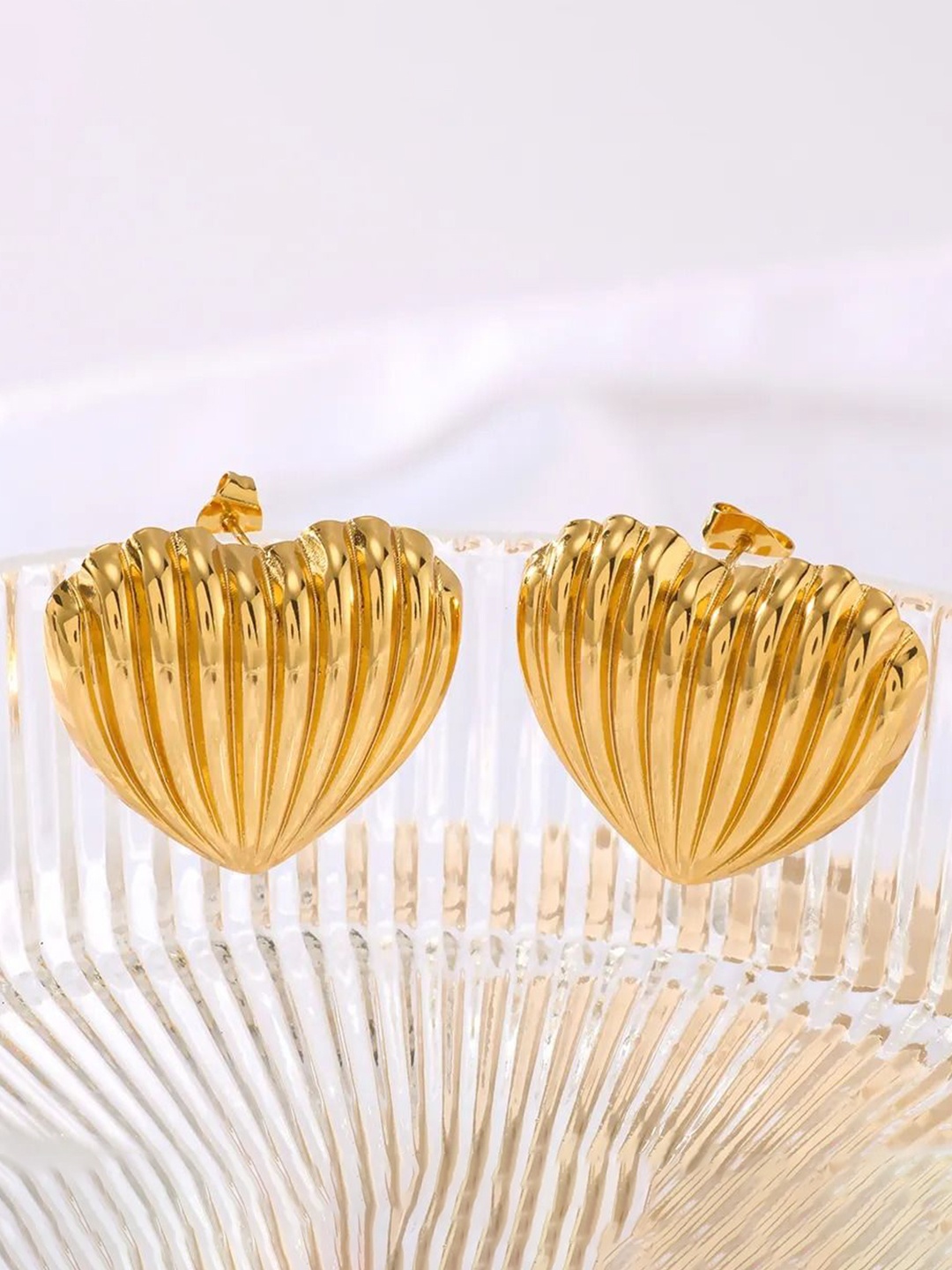 

DressBerry Heart Shaped Studs Earrings, Gold