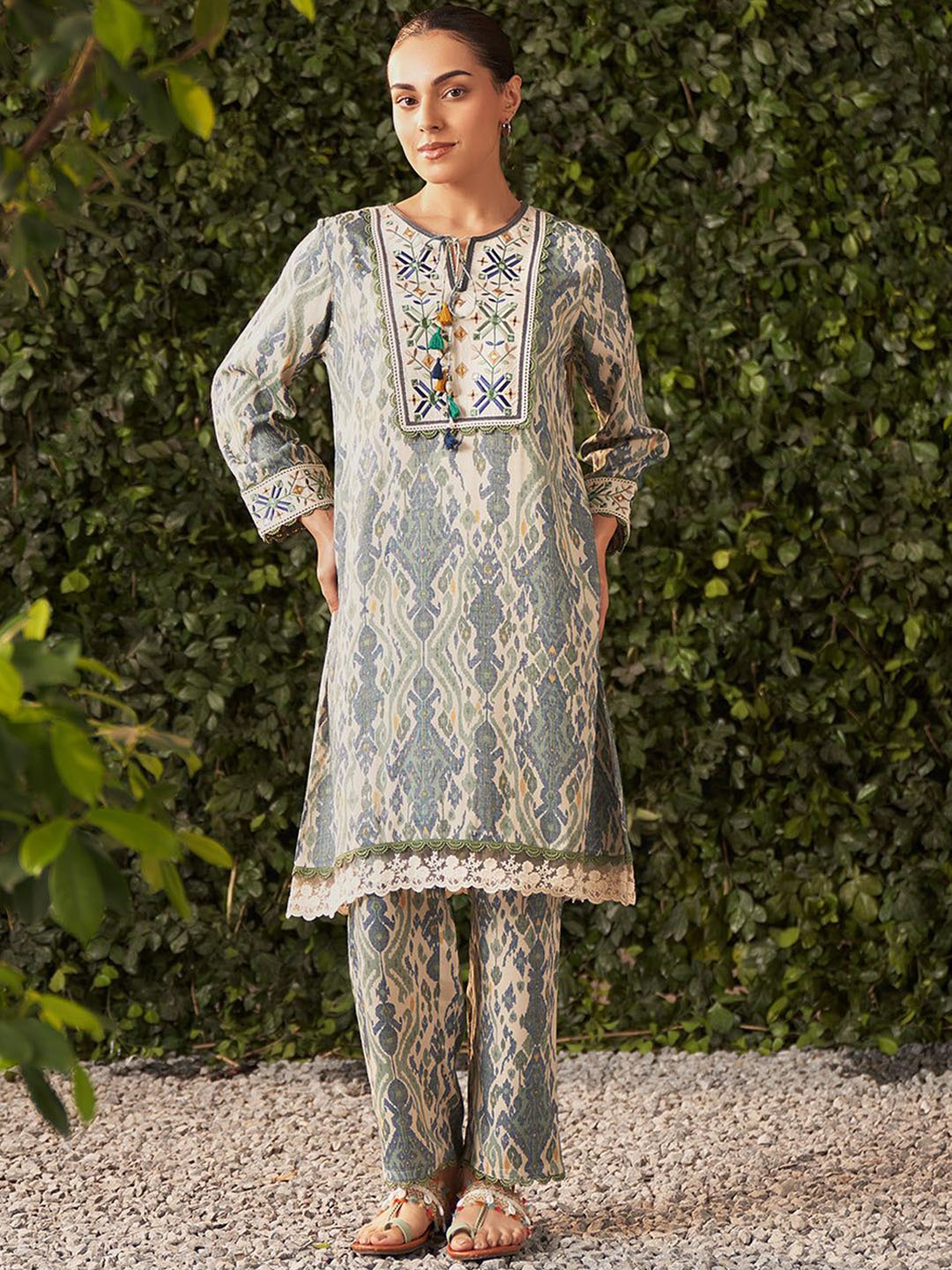 

Lakshita Embroidered Tunic With Trousers Co-ord, Sea green