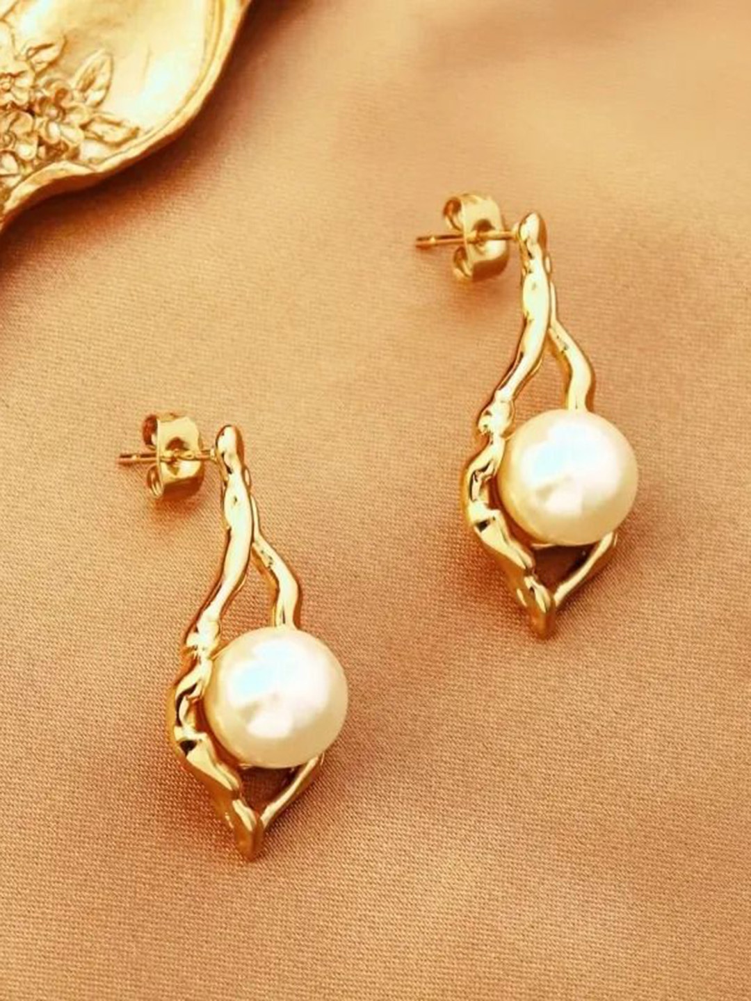 

DressBerry Leaf Shaped Studs Earrings, Gold