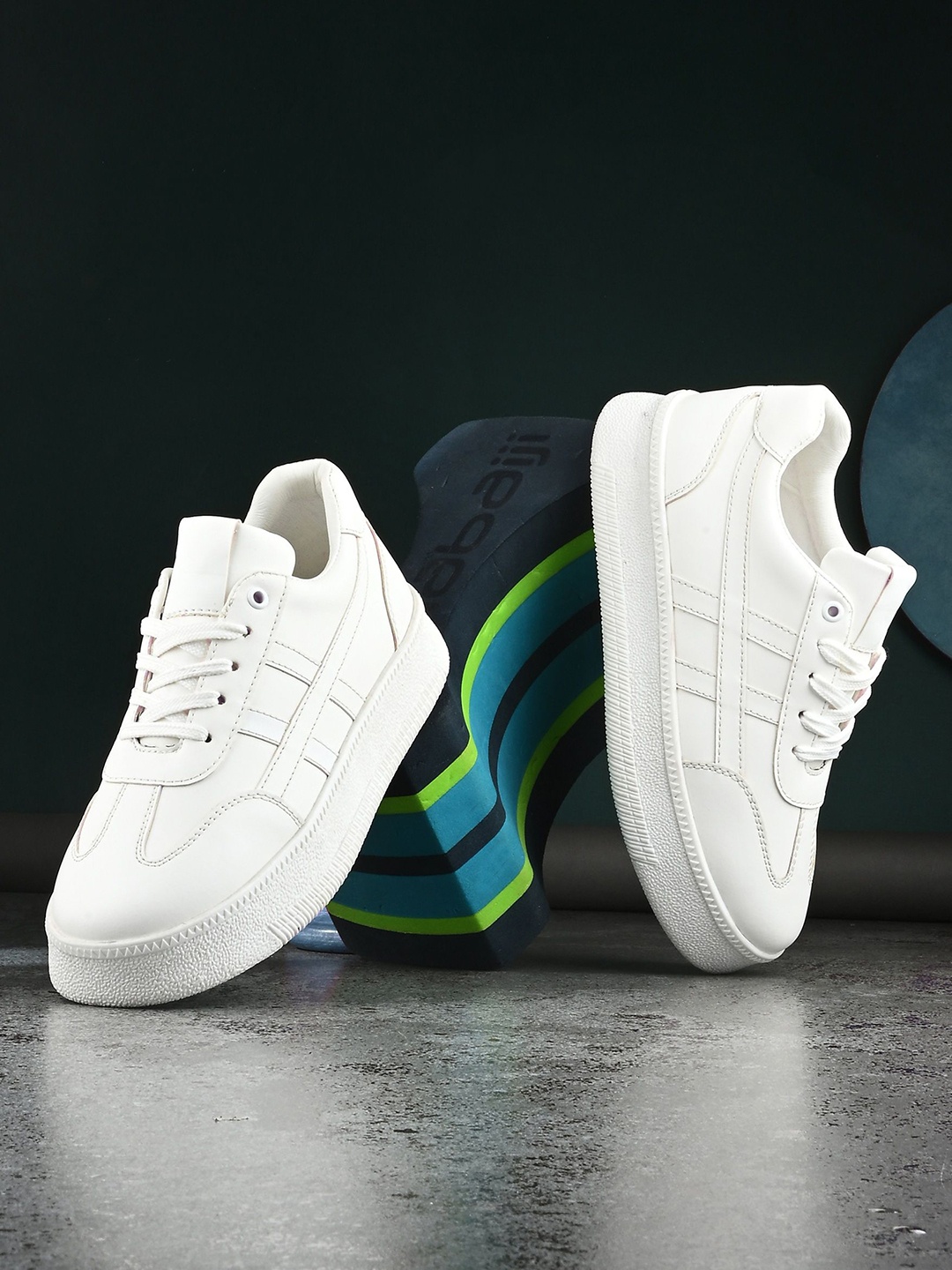 

The Roadster Lifestyle Co Women Casual Sneakers, White