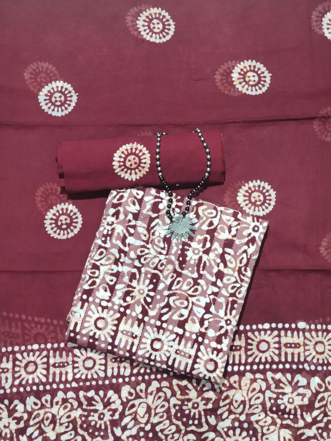 

Farooq Dyeing Floral Printed Pure Cotton Unstitched Dress Material, Maroon