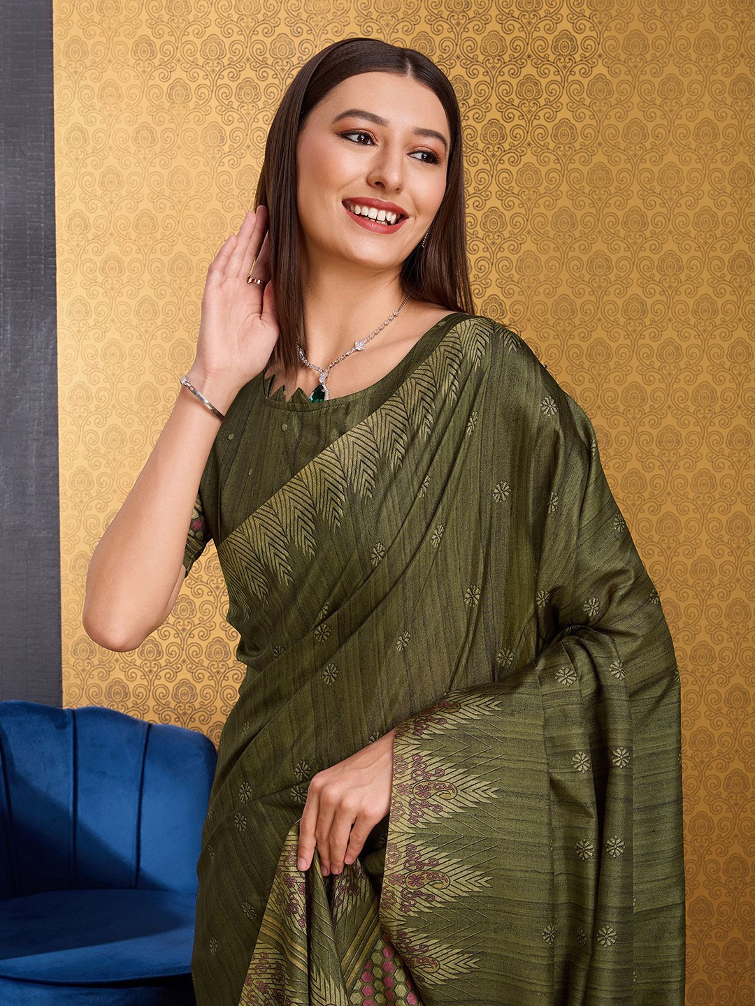 

DIVASTRI Floral Zari Silk Blend Banarasi Saree, Green