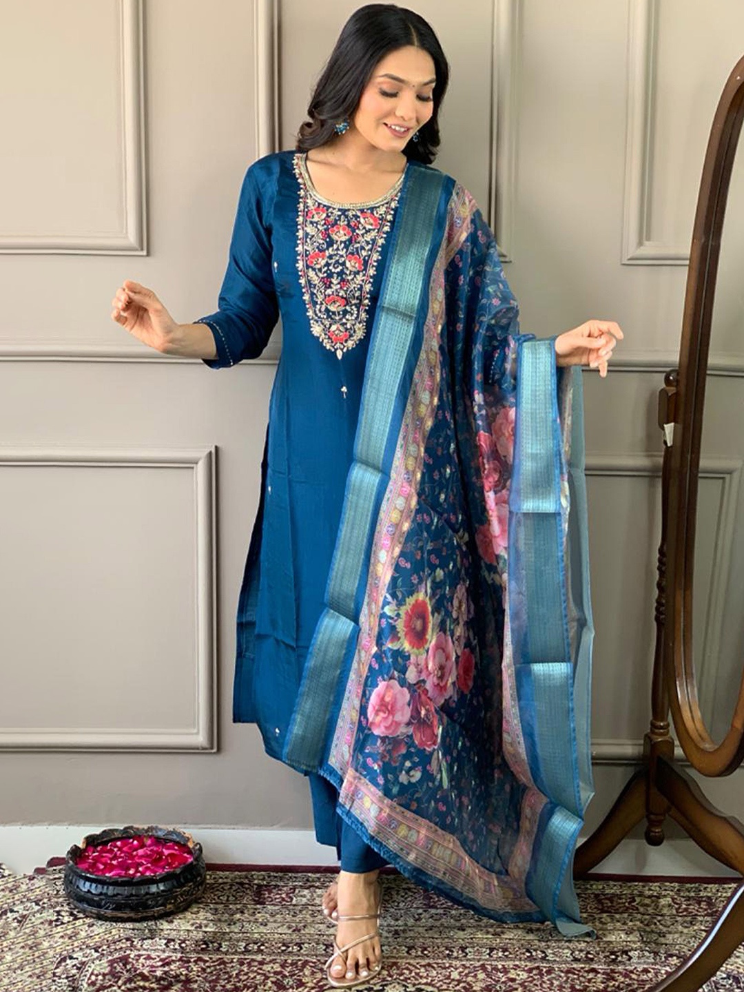 

Ekta Textiles Women Paisley Embroidered Regular Thread Work Chanderi Silk Kurta with Pyjamas & With Dupatta, Teal