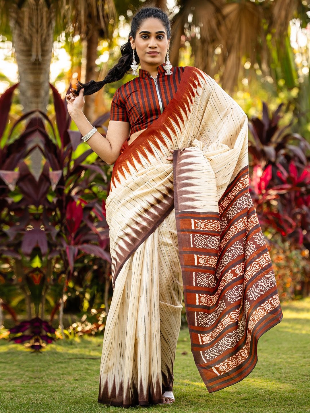 

KALINI Ethnic Motifs Silk Blend Taant Saree, Beige