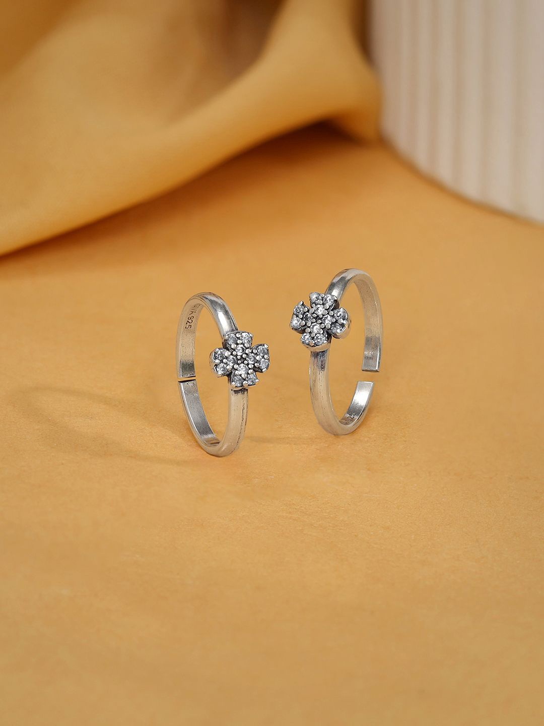 

GIVA Silver-Plated Oxidised Toe Rings