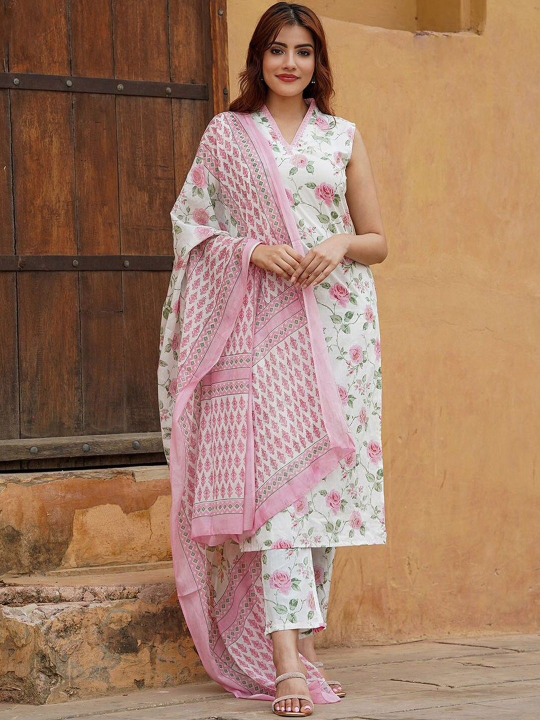 

Wedani Women Floral Printed Regular Kurta with Pyjamas & With Dupatta, Pink