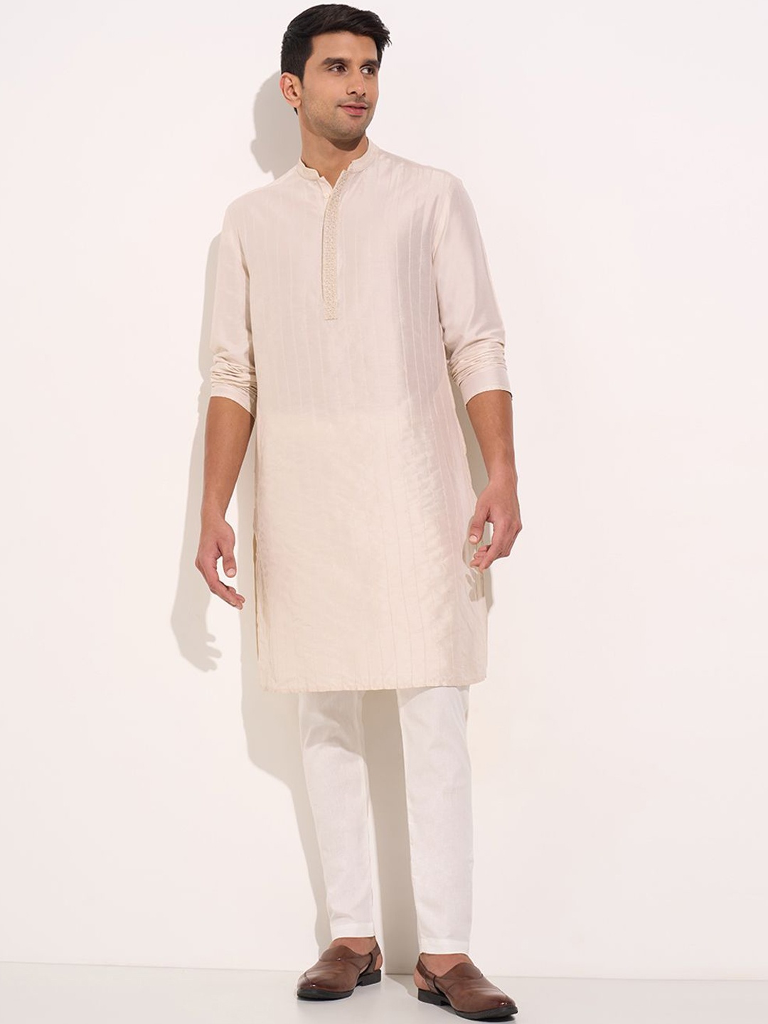 

indus route by Pantaloons Men Embroidered Gotta Patti Kurta, Beige