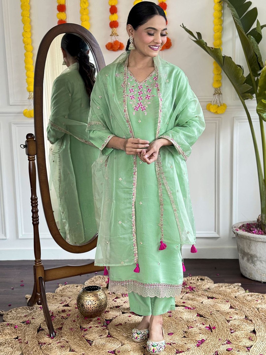 

SHIJILA Women Floral Embroidered Regular Thread Work Kurta with Trousers & With Dupatta, Green