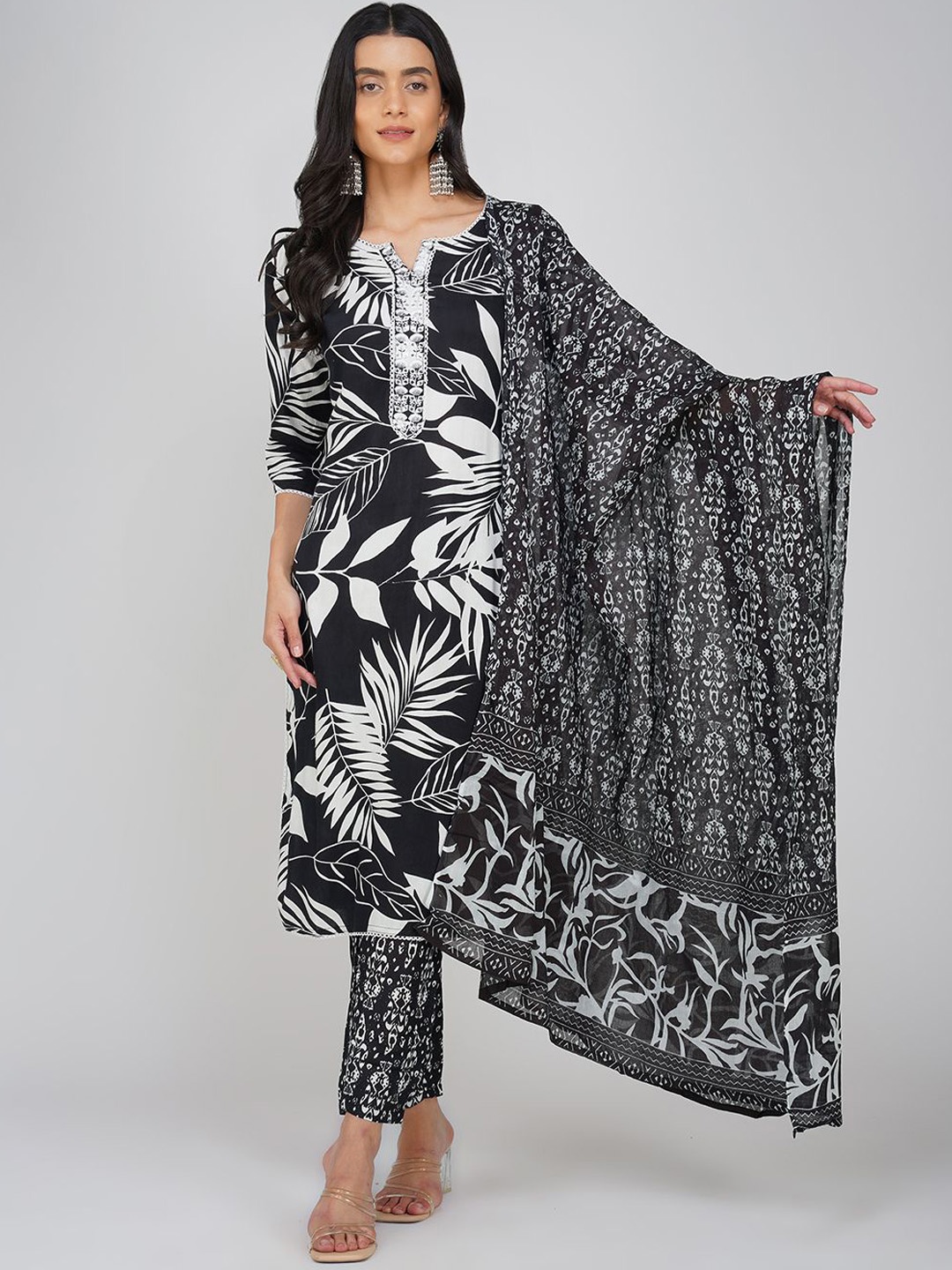 

Charitra Women Floral Printed Regular Kurti with Trousers & With Dupatta, Black