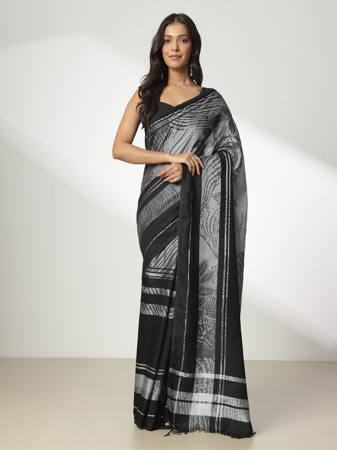 

navyasa by liva Floral Liva Saree, Grey