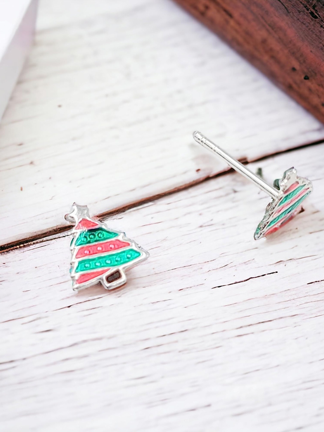 

AMONROO Contemporary Studs Earrings, Green