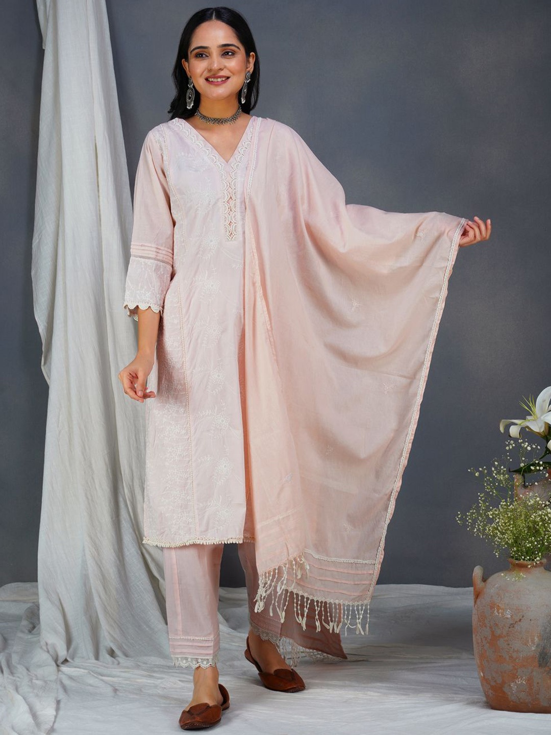 

zuri Women Floral Embroidered Thread Work Pure Cotton Kurta with Trousers & With Dupatta, Pink