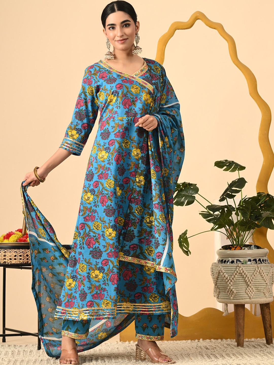 

GLOWWORLD Women Floral Printed Regular Sequinned Kurta with Trousers & With Dupatta, Green