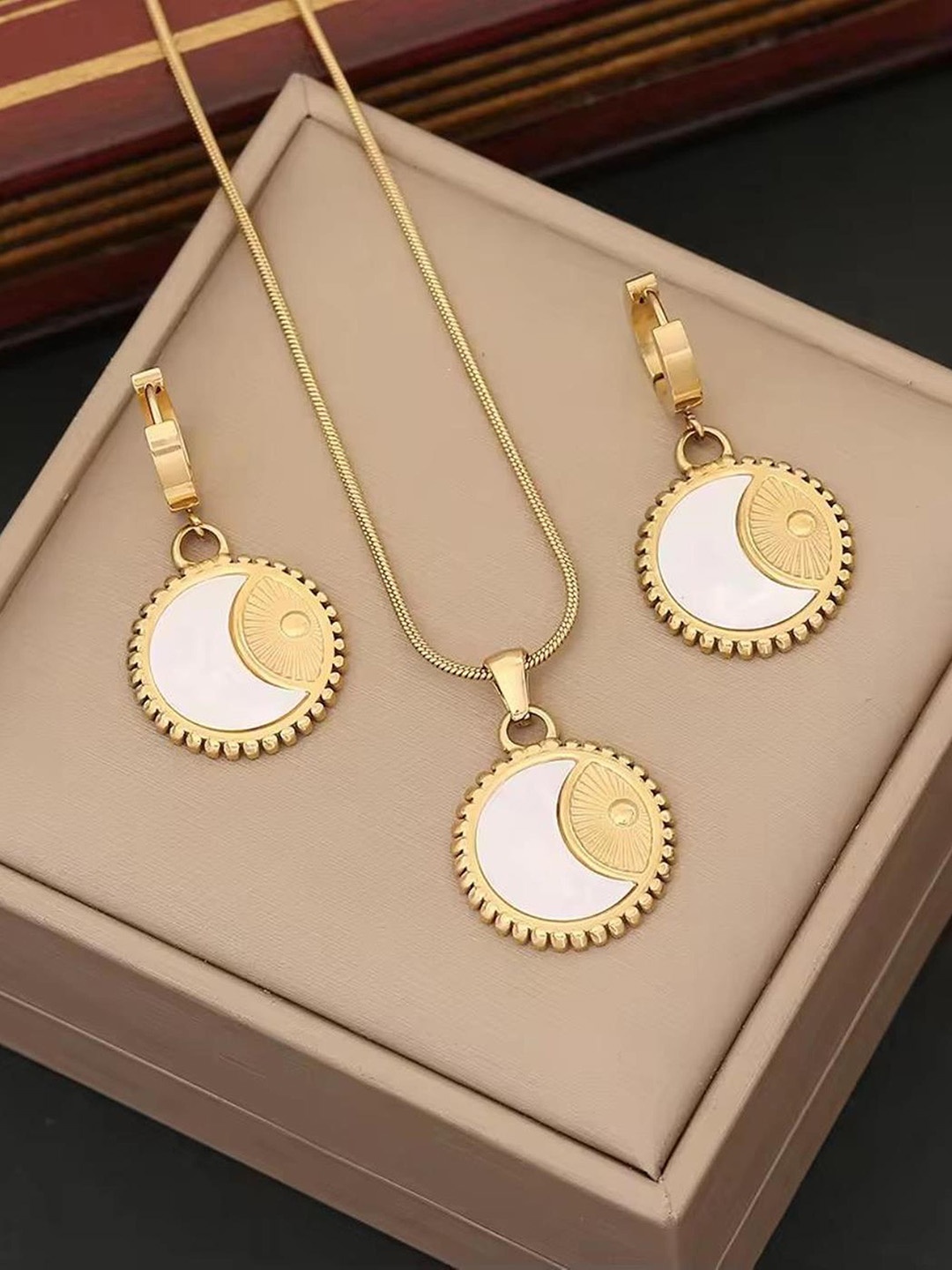 

TANLOOMS Gold-Plated Jewellery Set