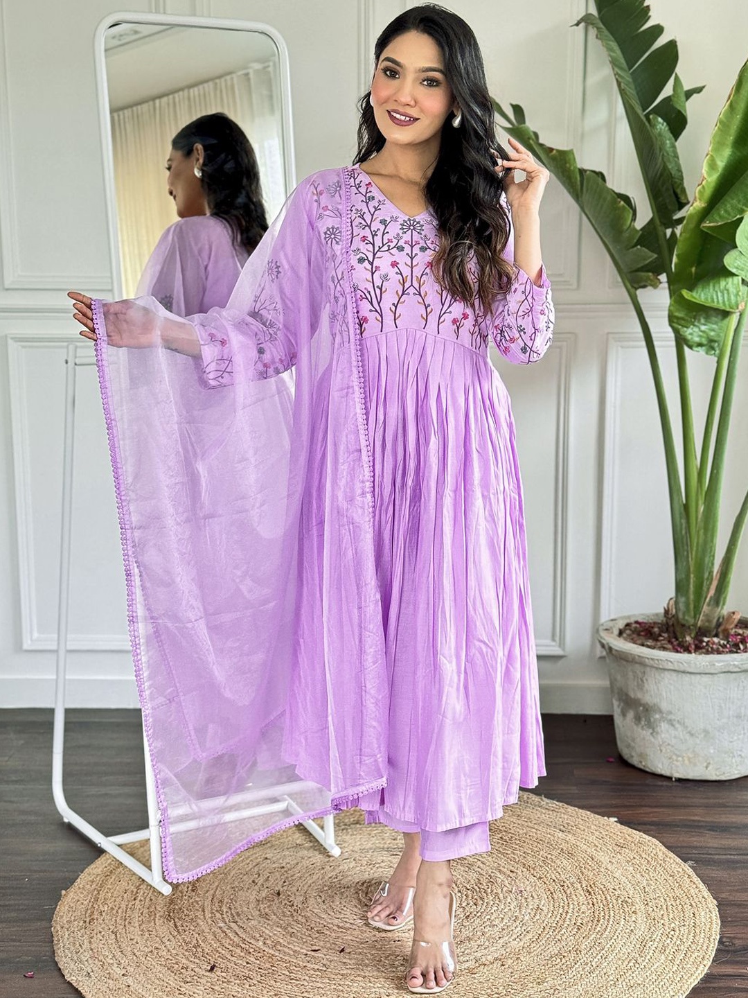 

REALLTREND Women Ethnic Motifs Embroidered Pleated Thread Work Kurta with Trousers, Purple