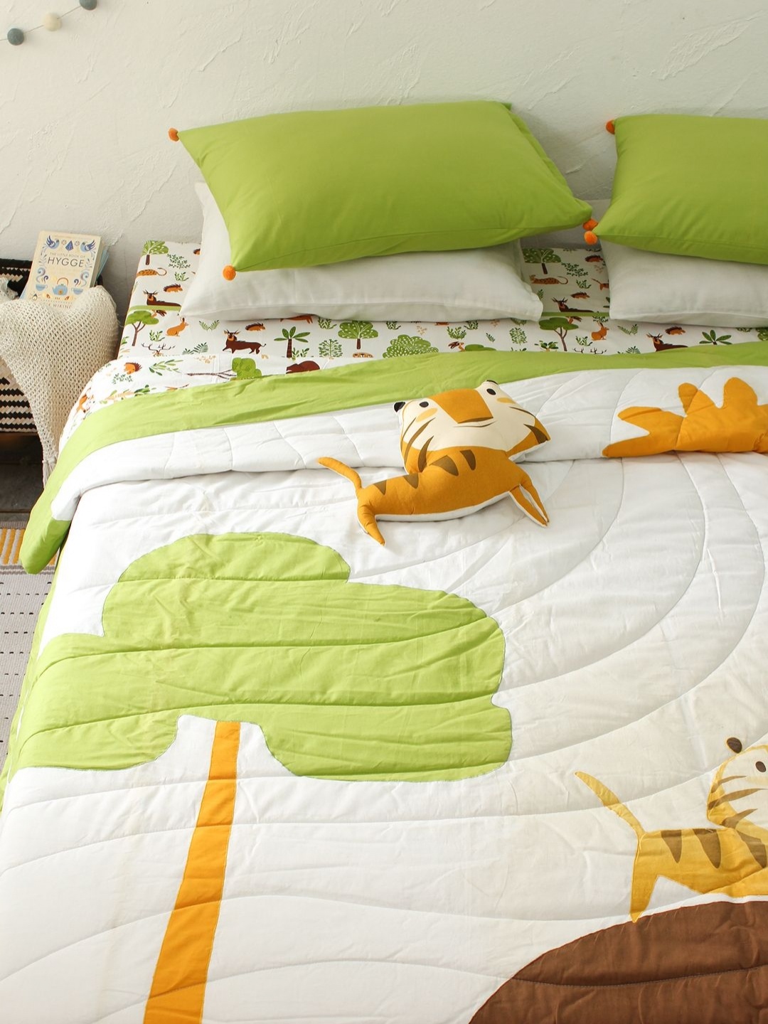 

House This White & Green Cartoon Characters Heavy Winter Double Bed Dohar