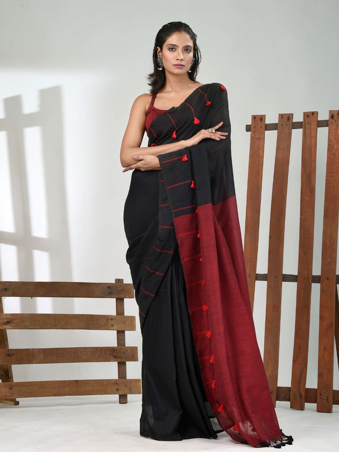 

Charukriti Woven Design Pure Cotton Handloom Saree, Black