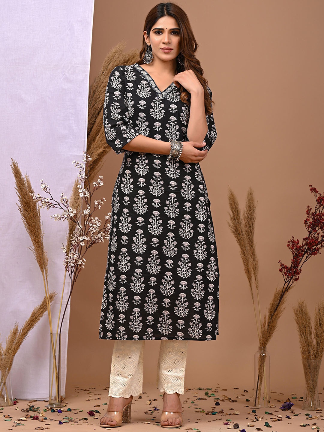 

JAI KURTIES Women Floral Printed Thread Work Kurta, Grey