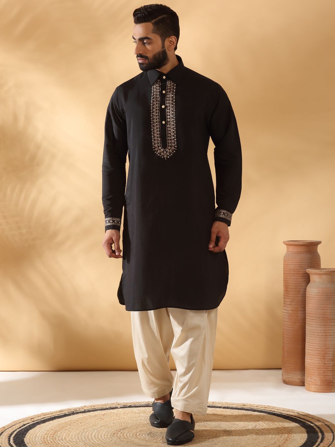 

KRAFT INDIA LUXE Men Floral Yoke Design Regular Sequinned Kurta with Salwar, Black