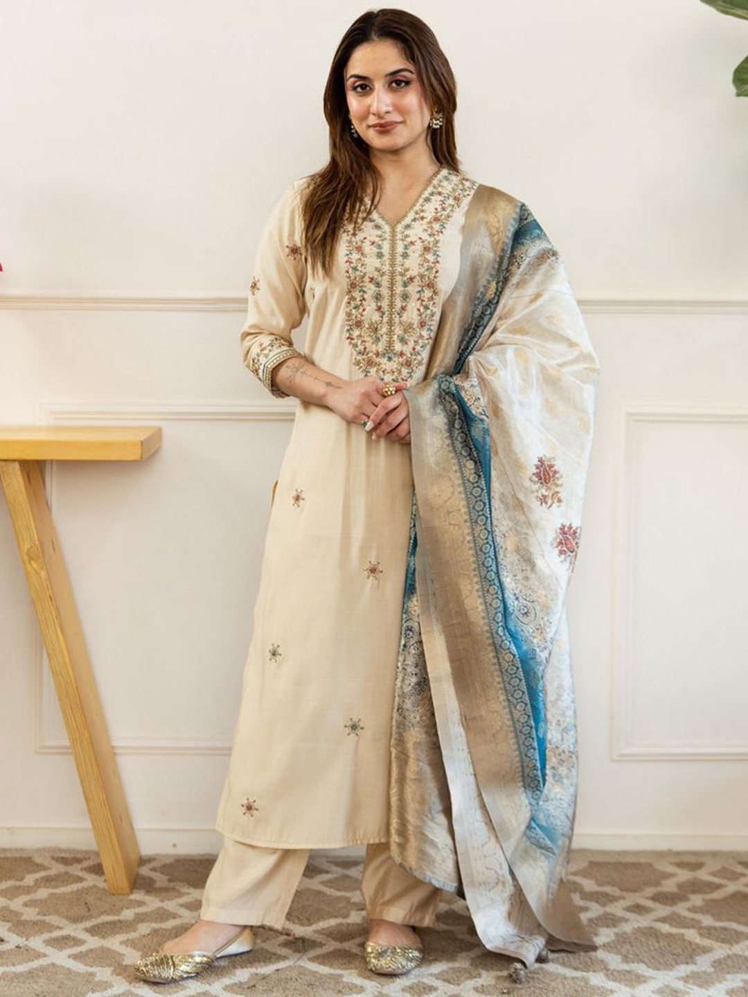 

Meena Bazaar Women Paisley Embroidered Regular Thread Work Kurta with Trousers & With Dupatta, Beige