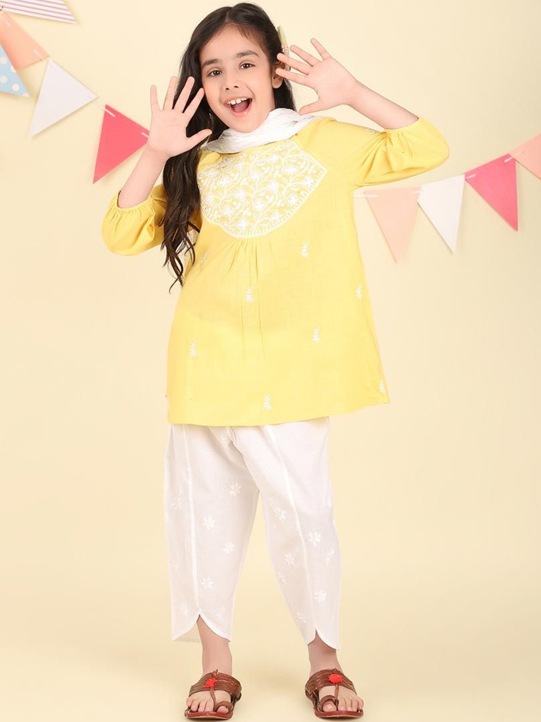 

Fabindia Girls Floral Embroidered Regular Thread Work Pure Cotton Kurta with Salwar & With Dupatta, Yellow