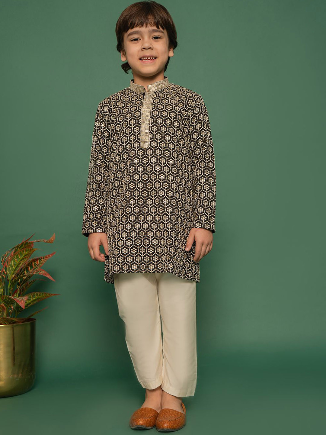 

VASTRAMAY Boys Embroidered Regular Thread Work Kurta with Pyjamas, Black