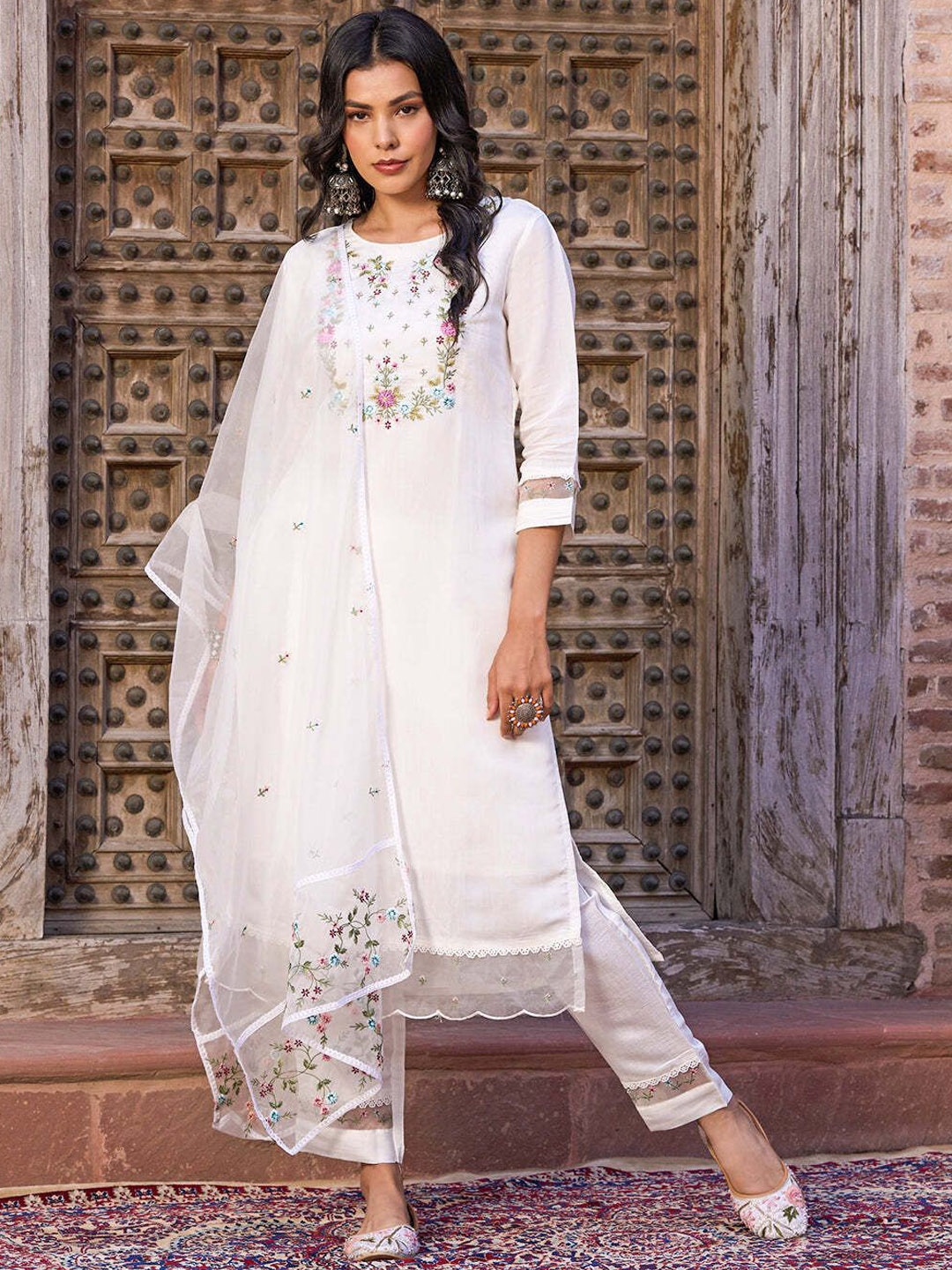 

REALLTREND Women Ethnic Motifs Embroidered Regular Thread Work Kurta with Trousers & With Dupatta, White