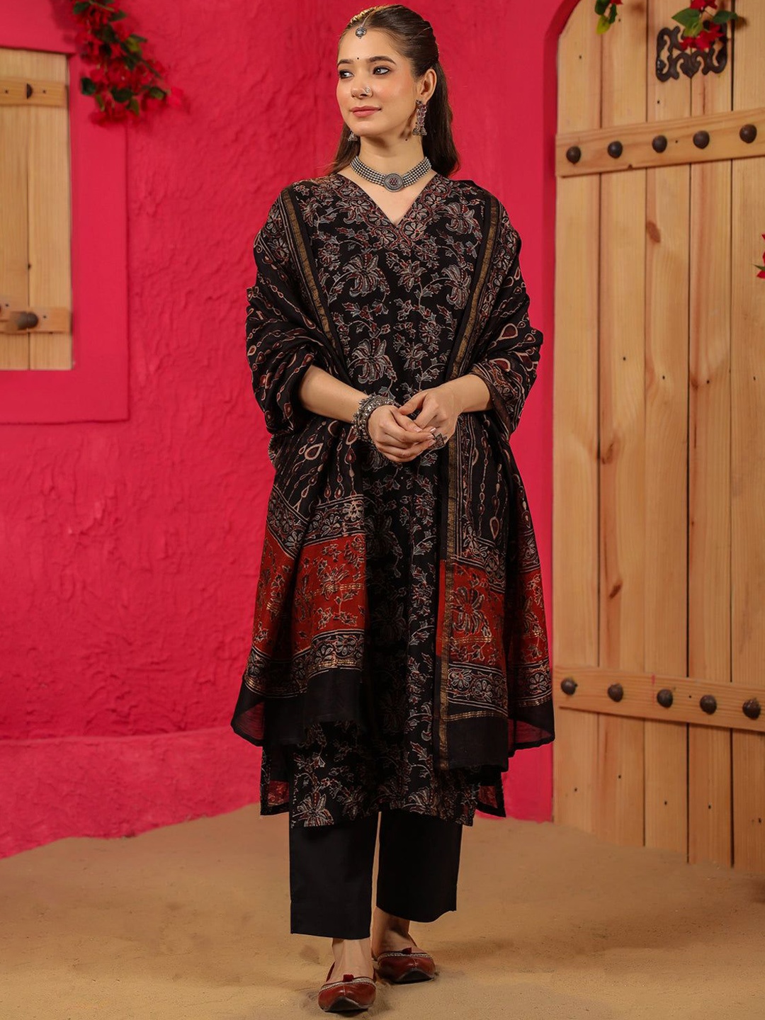 

KALINI Women Floral Printed Regular Kurta with Trousers & With Dupatta, Black