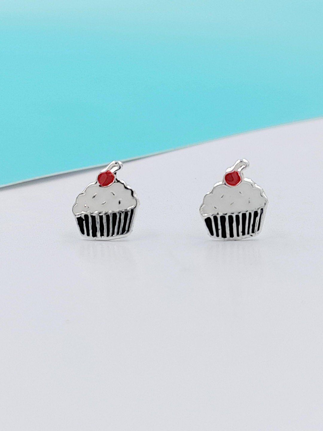

AMONROO Contemporary Studs Earrings, White