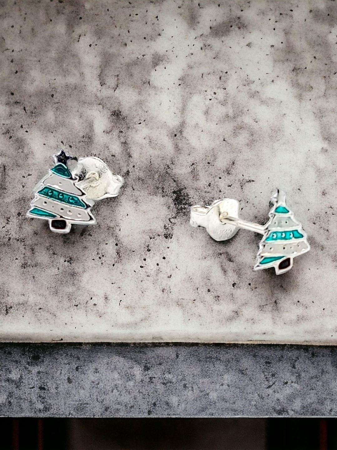 

AMONROO Contemporary Studs Earrings, Fluorescent green