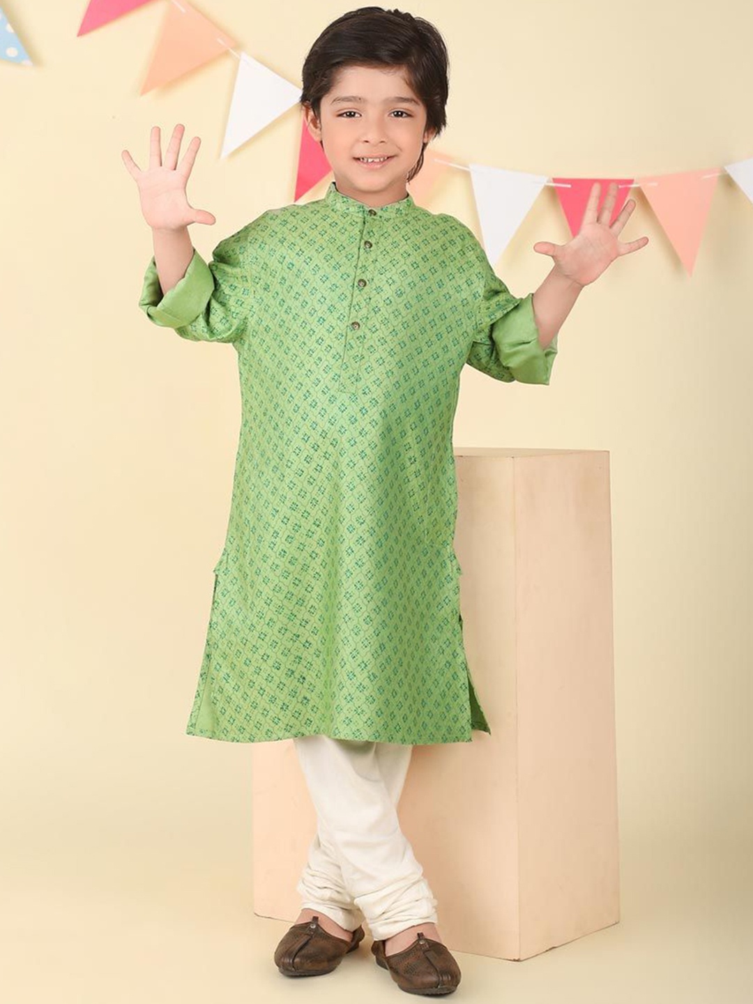 

Fabindia Boys Ethnic Motifs Printed Cold-Shoulder Sleeves Sequinned Kurta, Green