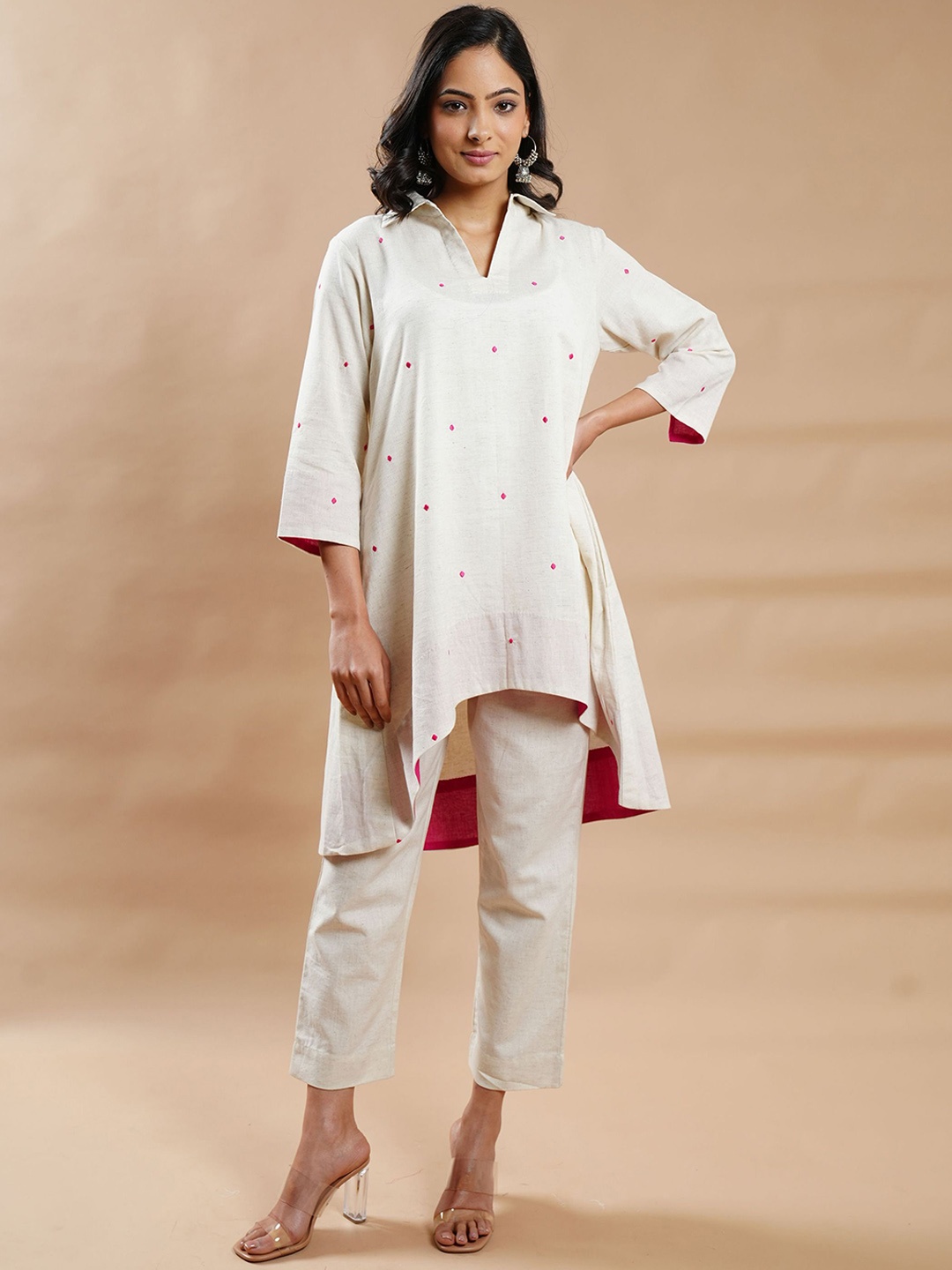 

CYAN Women Flared Sleeves Thread Work Kurta, Fuchsia