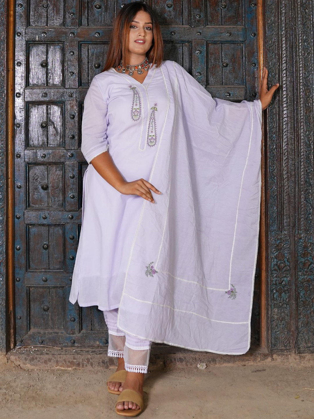 

zuri Women Ethnic Motifs Embroidered Regular Thread Work Kurta with Trousers & With Dupatta, Purple