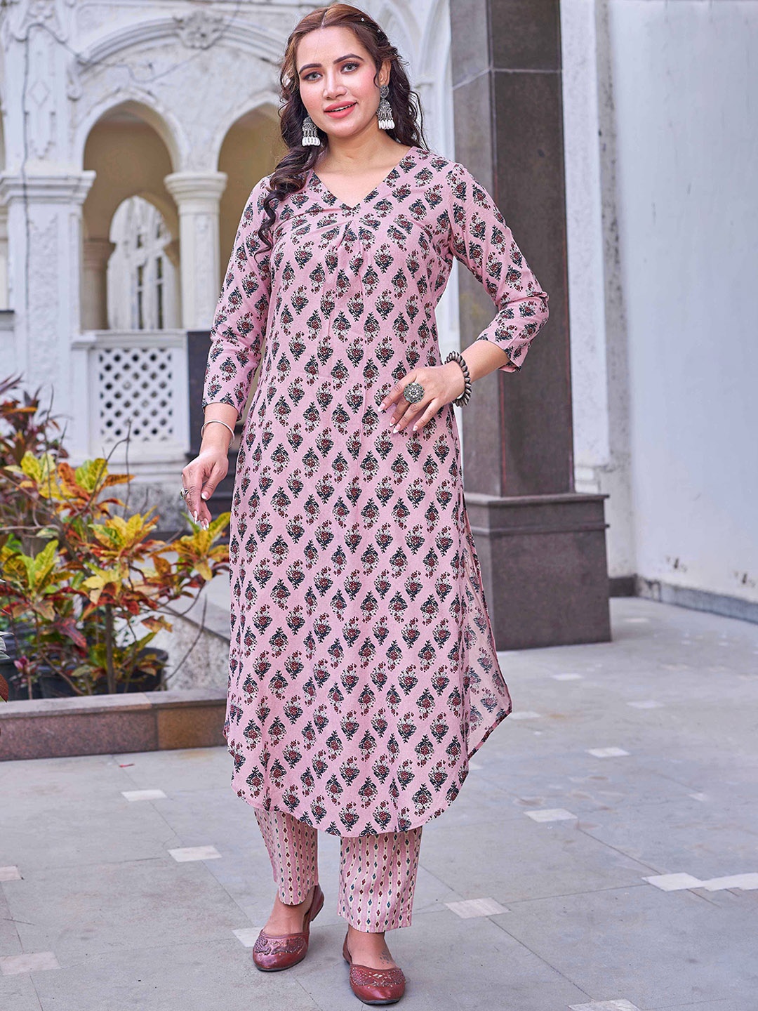 

Chandbaali Women Floral Printed Regular Kurta with Trousers, Mauve