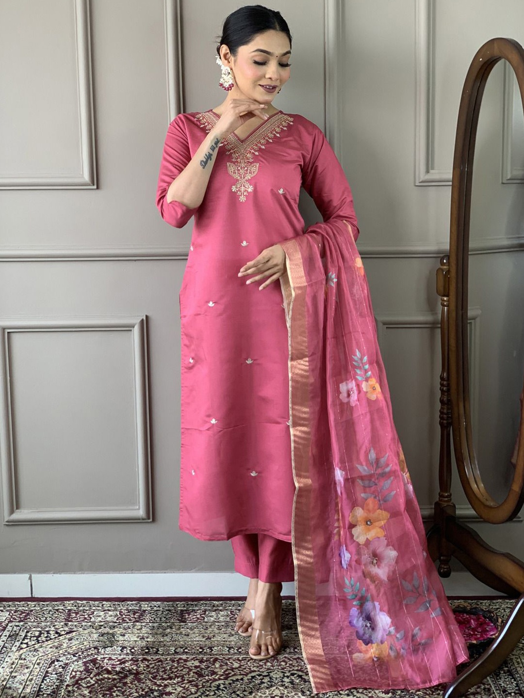 

DIVASTRI Women Floral Embroidered Regular Kurta with Trousers & With Dupatta, Pink