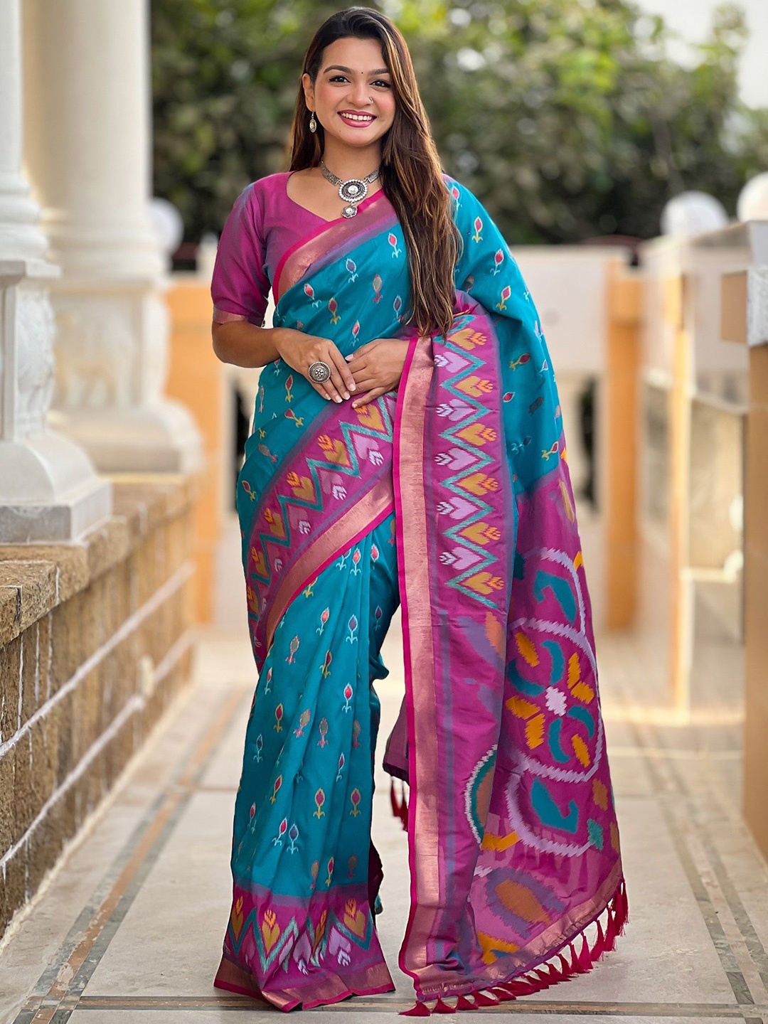 

DIVASTRI Woven Design Zari Silk Blend Ikat Saree, Teal